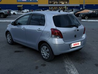 2009 Toyota Vitz II (XP90), серебристый, 800000 рублей, вид 4