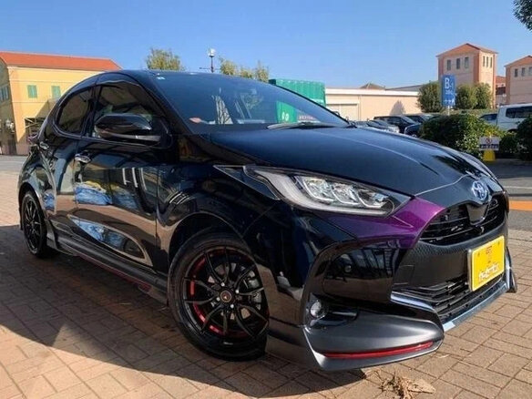 2022 Toyota Yaris IV, чёрный, 959027 рублей