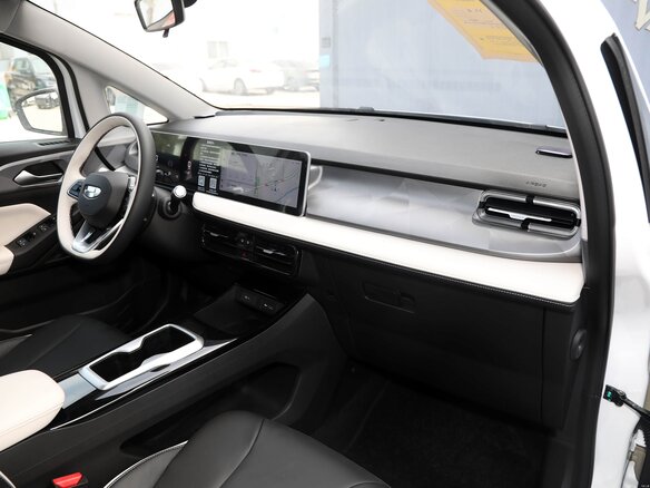 2026 Geely Geometry E 39.4 kWh, белый, 1957007 рублей - вид 9
