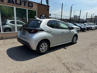2021 Toyota Yaris IV, серый, 1149000 рублей, вид 5