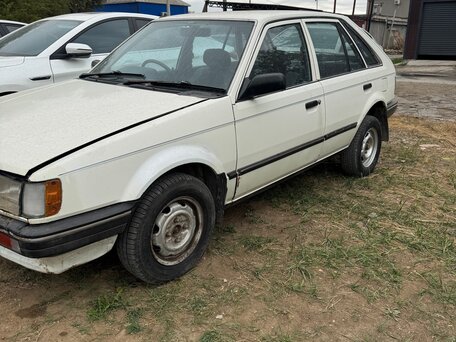 1986 Mazda Familia V (BF), белый, 115000 рублей, вид 1