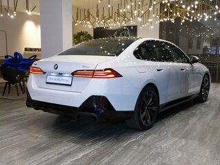 2026 BMW 5 серии 530i xDrive VIII (G60/G61/G68), белый, 9820000 рублей, вид 2