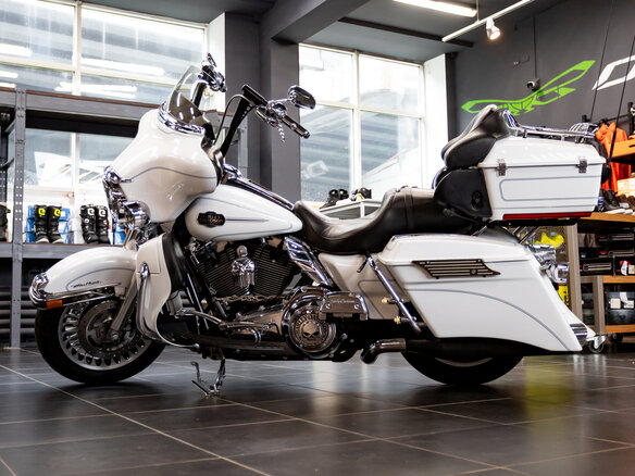 2011 Harley-Davidson Electra Glide, белый, 1100000 рублей - вид 3