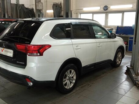 2016 Mitsubishi Outlander III Рестайлинг 2, белый, 1480000 рублей, вид 3