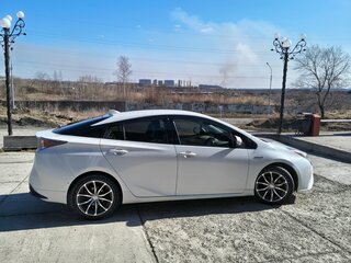 2016 Toyota Prius IV (XW50), белый, 1350000 рублей, вид 3