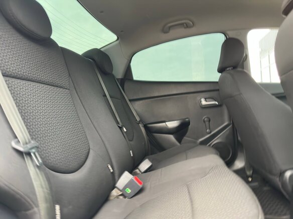 2015 Kia Rio III Рестайлинг, белый - вид 3