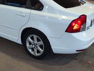 2011 Volvo S40 II Рестайлинг, белый, 650000 рублей, вид 3