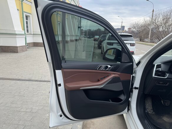 2021 BMW X5 40i IV (G05/G18), белый, 7950000 рублей - вид 14