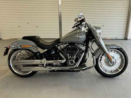 2024 Harley-Davidson Fat Boy, серебристый, 2650000 рублей, вид 1