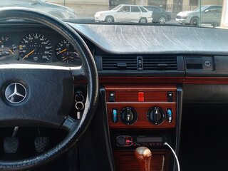 1990 Mercedes-Benz W124 230 4-speed, чёрный, 380000 рублей, вид 5
