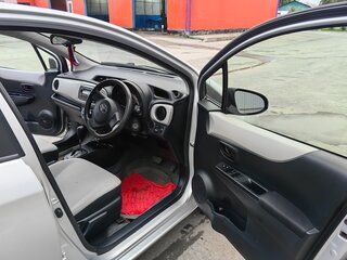 2011 Toyota Vitz III (XP130), серебристый, 645000 рублей, вид 4