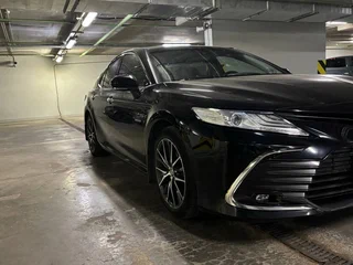 2021 Toyota Camry VIII (XV70) Рестайлинг, чёрный, 3900000 рублей, вид 1