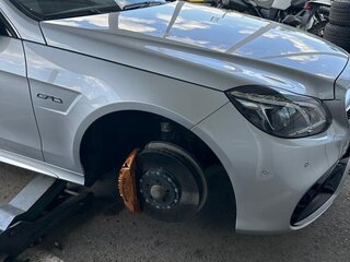2014 Mercedes-Benz E-Класс AMG 63 AMG S IV (W212, S212) Рестайлинг, серебристый, 5000000 рублей, вид 4