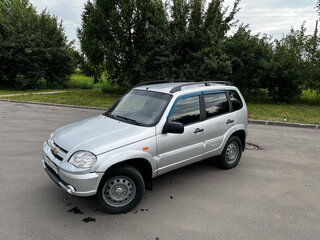 2009 Chevrolet Niva I Рестайлинг, серебристый, 330000 рублей, вид 2