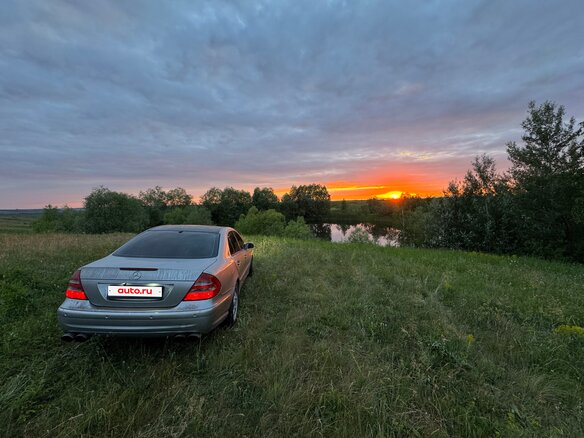 2002 Mercedes-Benz E-Класс 320 III (W211, S211), серебристый, 600000 рублей - вид 1