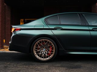 2020 BMW 5 серии M550i xDrive VII (G30/G31/G38) Рестайлинг, зелёный, 7400000 рублей, вид 2