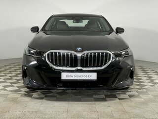 2025 BMW 5 серии 530i xDrive VIII (G60/G61/G68), чёрный, 8400000 рублей, вид 2