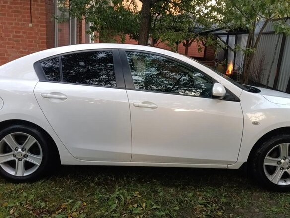 2011 Mazda 3 II (BL) Рестайлинг, белый - вид 1