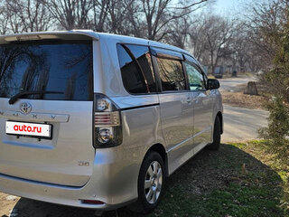 2008 Toyota Voxy II (R70), серебристый, 1180000 рублей, вид 3