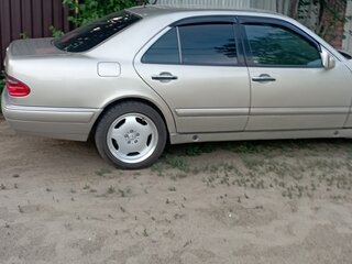 1998 Mercedes-Benz E-Класс 240 II (W210, S210), золотистый, 650000 рублей, вид 3