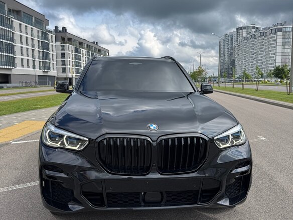 2021 BMW X5 M50i IV (G05/G18), чёрный, 4500000 рублей - вид 2