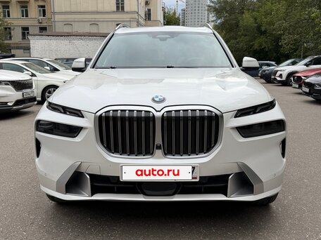 2022 BMW X7 40i I (G07) Рестайлинг, белый, 10500000 рублей, вид 3