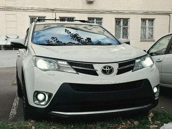 2013 Toyota RAV4 IV (XA40), белый - вид 2