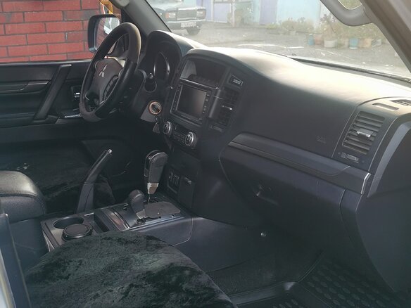 2011 Mitsubishi Pajero IV Рестайлинг 1, серый, 1750000 рублей - вид 4