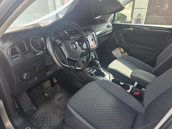 2018 Volkswagen Tiguan II, серебристый, 2500000 рублей - вид 4