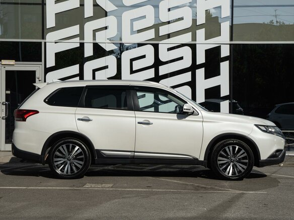 2018 Mitsubishi Outlander III Рестайлинг 3, белый - вид 4