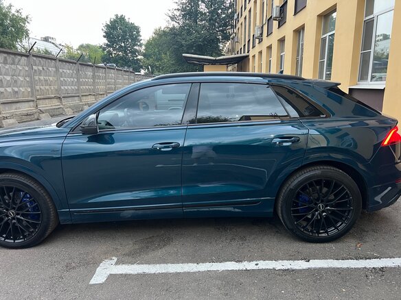 2019 Audi Q8 55 TFSI I (4M), синий, 5200000 рублей - вид 3