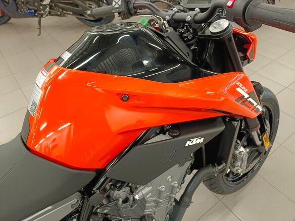 2023 KTM 790 Duke, оранжевый - вид 18
