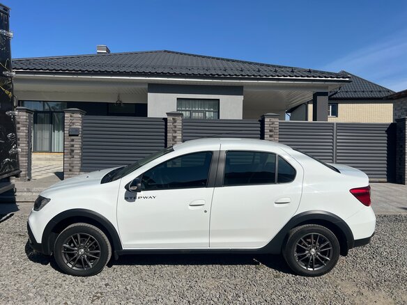 2022 Renault Logan Stepway II Рестайлинг, белый, 1635000 рублей - вид 2