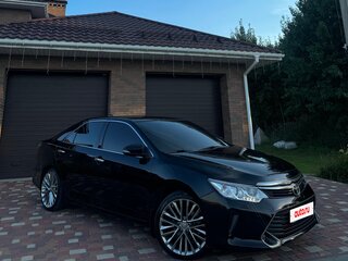2017 Toyota Camry VII (XV50) Рестайлинг, чёрный, 1990000 рублей, вид 1