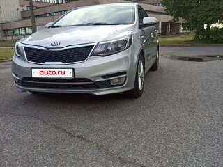 2015 Kia Rio III Рестайлинг, серебристый, 930000 рублей, вид 3