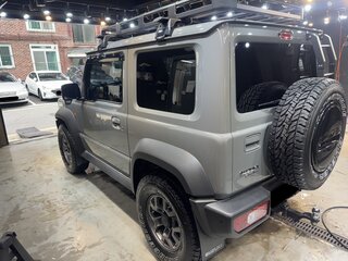 2023 Suzuki Jimny Sierra IV, серый, 2765000 рублей, вид 2