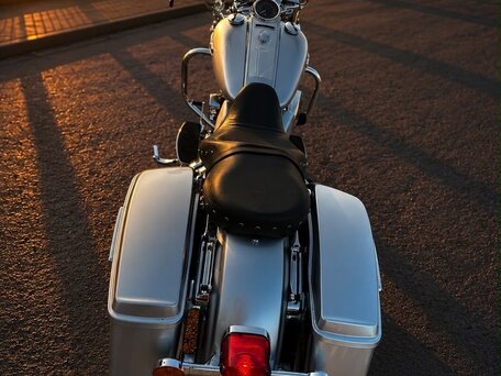 2019 Harley-Davidson Road King, серебристый, 1550000 рублей, вид 4