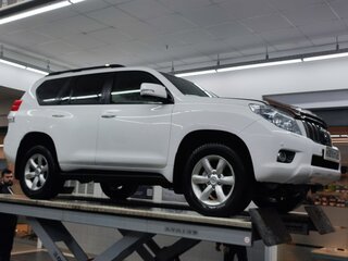 2013 Toyota Land Cruiser Prado 150 Series, белый, 3100000 рублей, вид 3