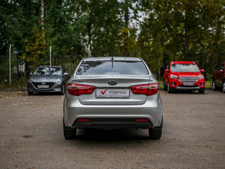 2015 Kia Rio III Рестайлинг, серебристый, 944000 рублей, вид 4