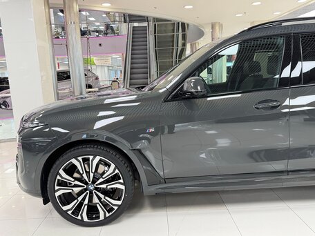 2026 BMW X7 40d I (G07) Рестайлинг, серый, 17999000 рублей, вид 4