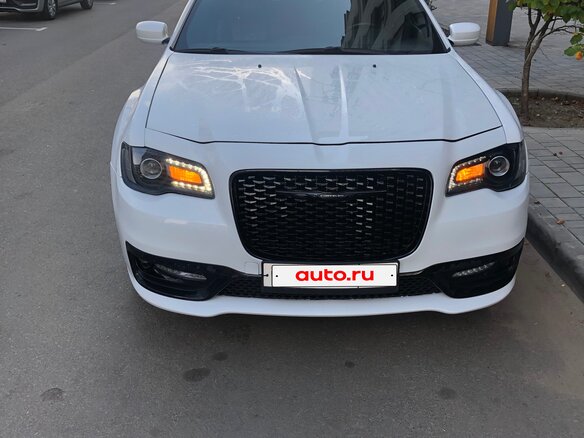 2017 Chrysler 300C II Рестайлинг, белый, 2600000 рублей