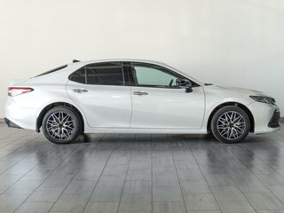 2022 Toyota Camry VIII (XV70) Рестайлинг, белый, 2799000 рублей, вид 5