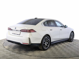 2023 BMW 5 серии 520i VIII (G60/G61/G68), белый, 5850000 рублей, вид 5