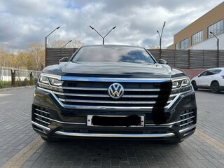 2019 Volkswagen Touareg III, чёрный, 5000000 рублей, вид 2