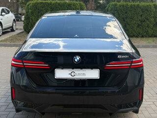 2024 BMW 5 серии 520i VIII (G60/G61/G68), чёрный, 7250000 рублей, вид 4