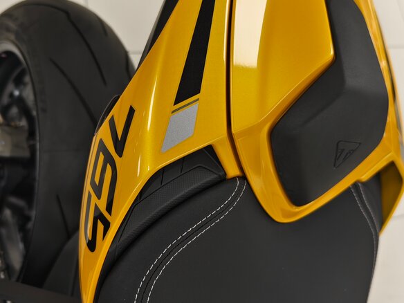 2025 Triumph Street Triple, жёлтый - вид 27