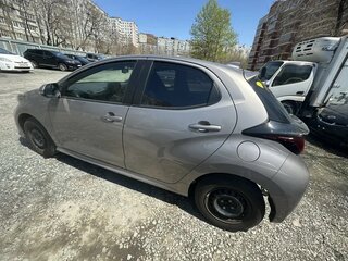 2022 Toyota Yaris IV, коричневый, 1190000 рублей, вид 3