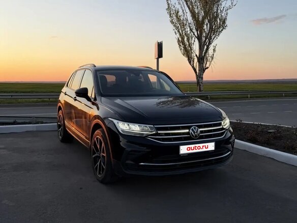 2021 Volkswagen Tiguan II Рестайлинг, чёрный, 2875000 рублей - вид 2