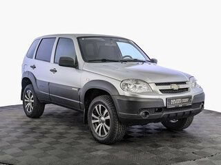 2017 Chevrolet Niva I Рестайлинг, серебристый, 745000 рублей, вид 3
