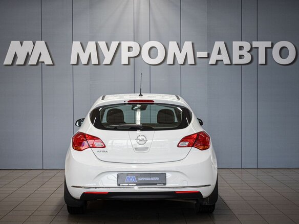 2013 Opel Astra J Рестайлинг, белый - вид 3